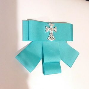 Bow brooch